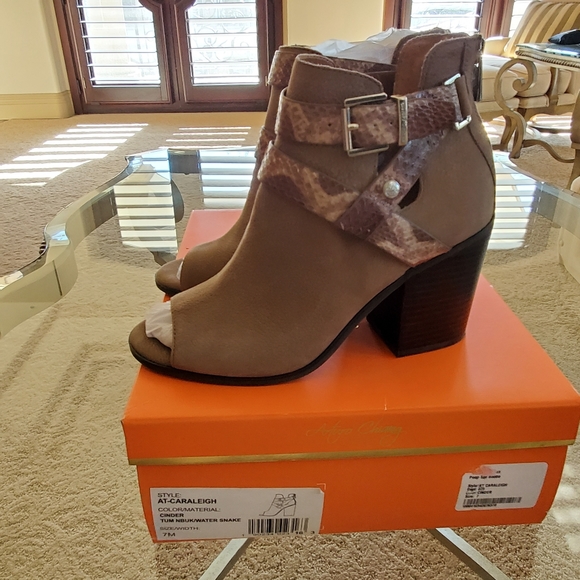 NEW BOOTIES - Picture 4 of 9